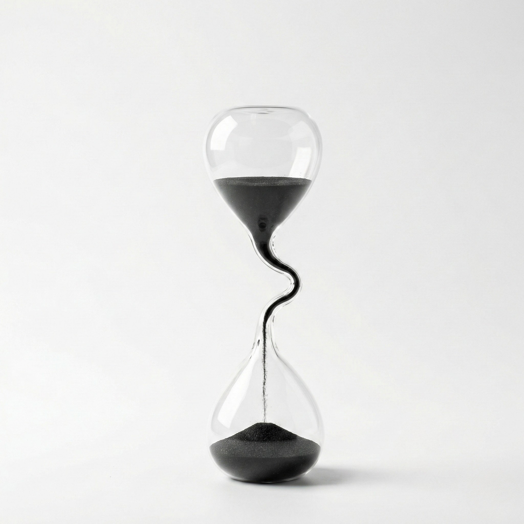 Fremgard Curved Glass Hourglass with Black Sand – Modern Decorative Sand Timer for Home